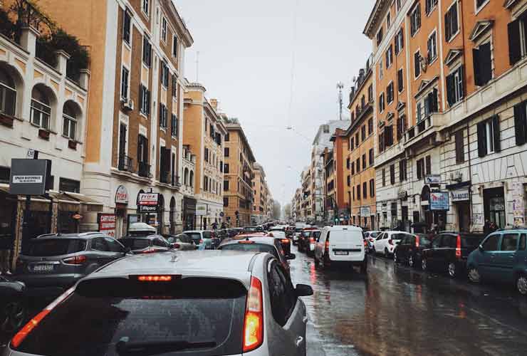 Parcheggio-in-città-Foto-di-Aylin--Çıplak-da-Pexels-MobilitàSostenibile.it