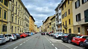 Parcheggio-strice-blu-Foto-di-Rangoni-Gianluca-da-Pexels-MobilitàSostenibile