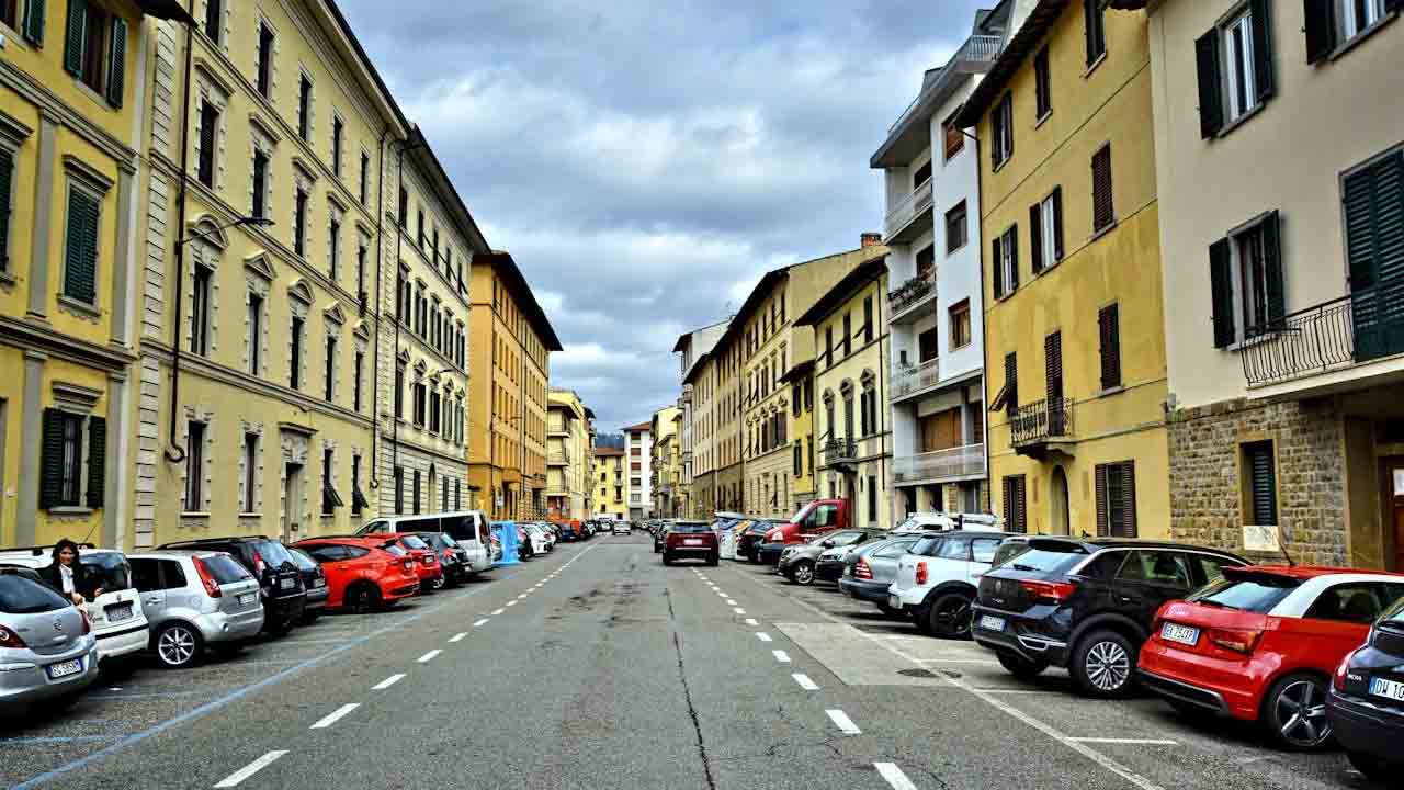 Parcheggio-strice-blu-Foto-di-Rangoni-Gianluca-da-Pexels-MobilitàSostenibile