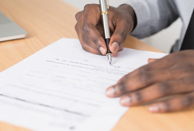 Uomo che firma la perdita di possesso