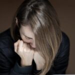 Persona-triste-Foto-di-Engin-Akyurt-da-Pexels-MobilitàSostenibile