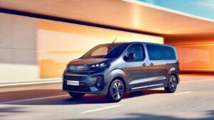 Peugeot e-Traveller in strada