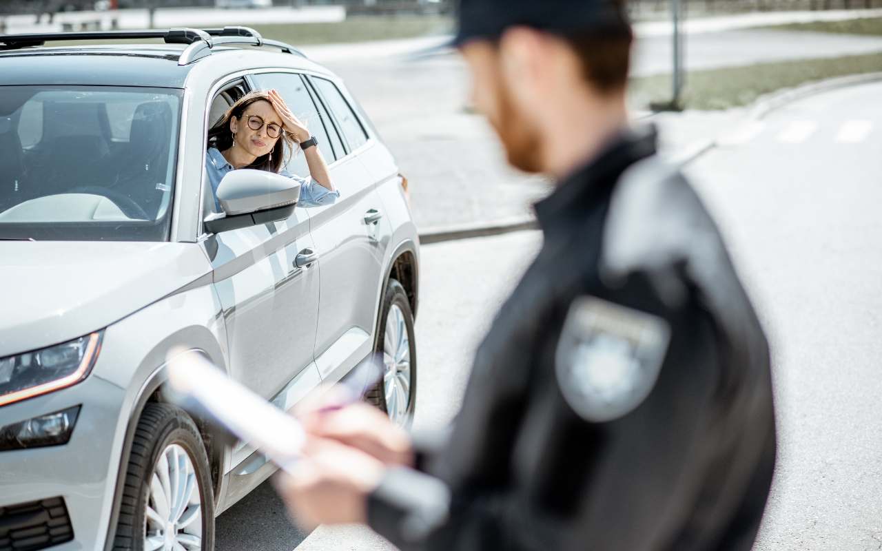 Documentazione auto, se circoli senza questo documento sono 1700€ di multa | Lo chiedono ad ogni angolo