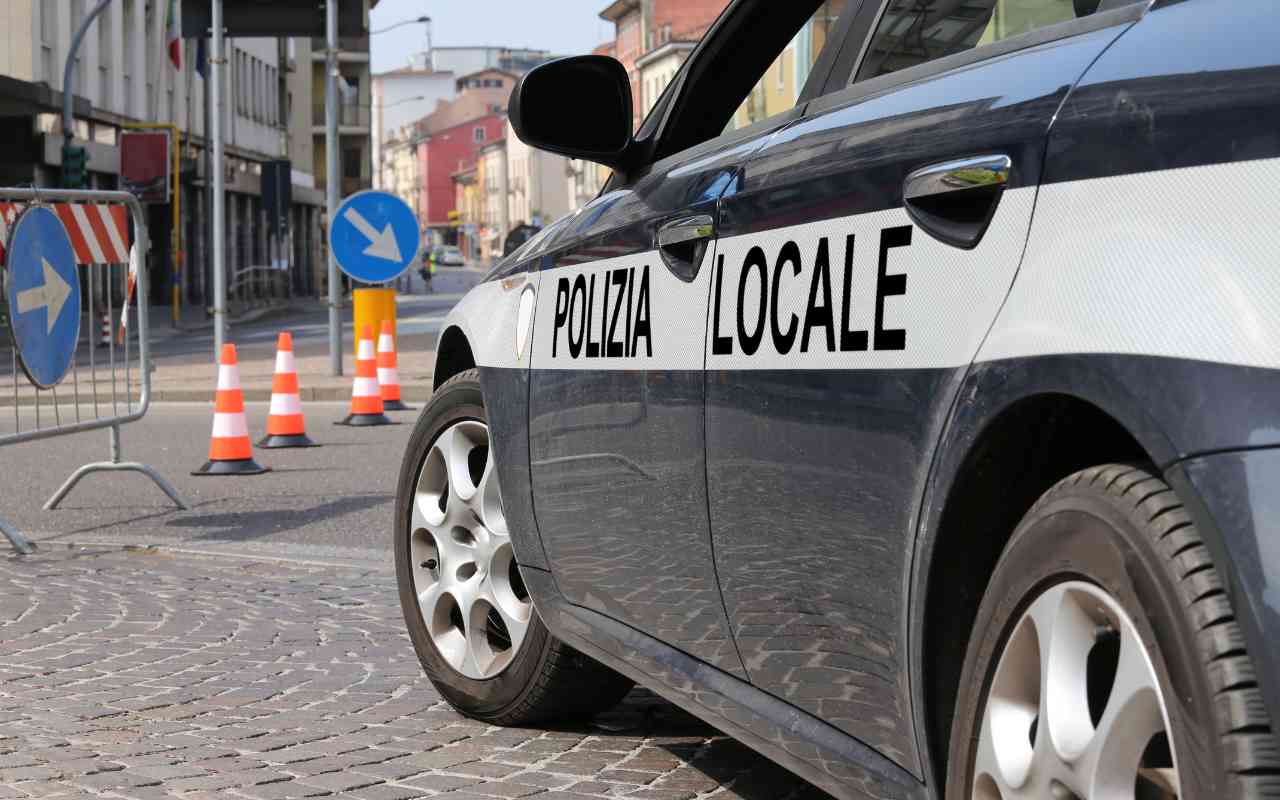 Pattuglia polizia locale posto di blocco