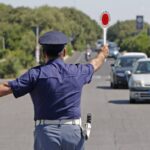 Posto di blocco: vigile con paletta