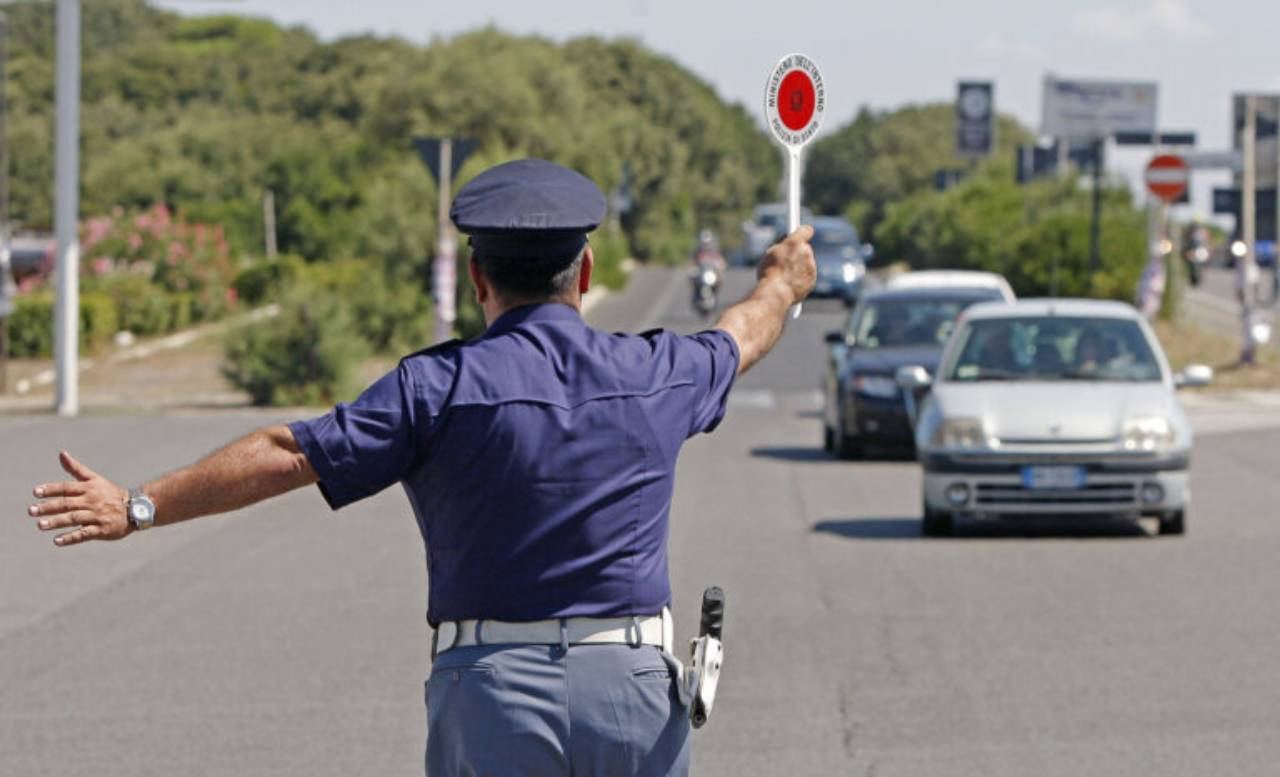 Posto di blocco: vigile con paletta
