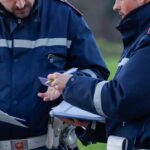 Due poliziotti che scrivono una sanzione al posto di blocco
