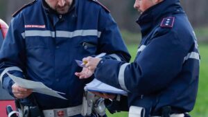 Due poliziotti che scrivono una sanzione al posto di blocco