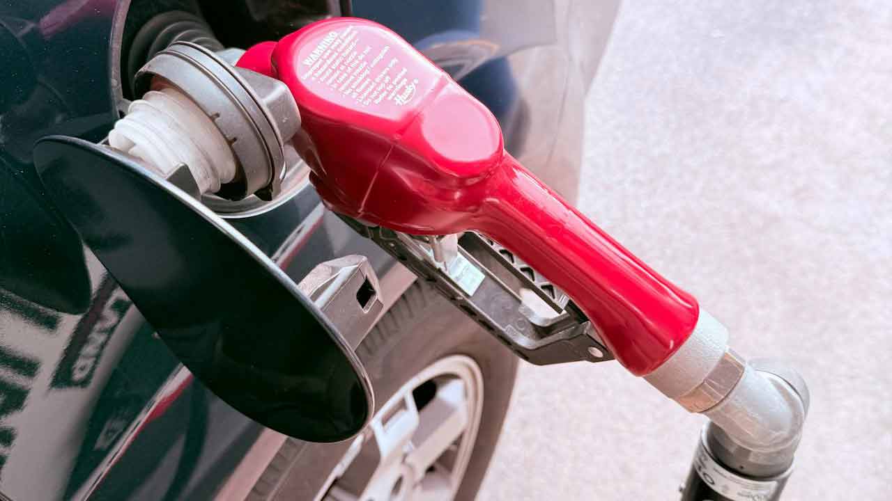 Rifornimento-carburante-Foto-di-Dar-ius-da-Pexels-MobilitàSostenibile