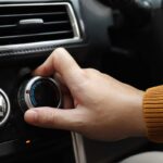 Persona che accende il riscaldamento in auto