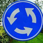 Rotatoria-simbolo-Foto-di-👀-Mabel-Amber-who-will-one-day-da-Pixabay-MobilitàSostenibile.it