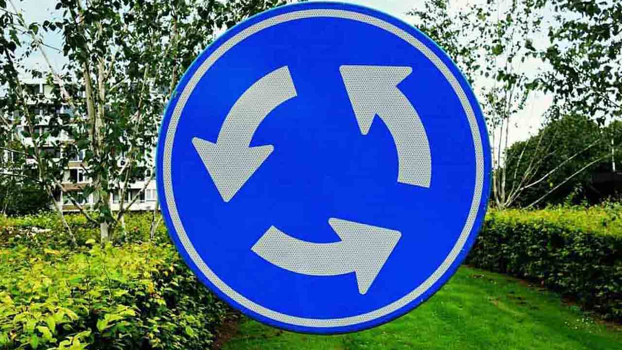 Rotatoria-simbolo-Foto-di-👀-Mabel-Amber-who-will-one-day-da-Pixabay-MobilitàSostenibile.it