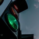 Semaforo carreggiata visto dal basso verso l'alto