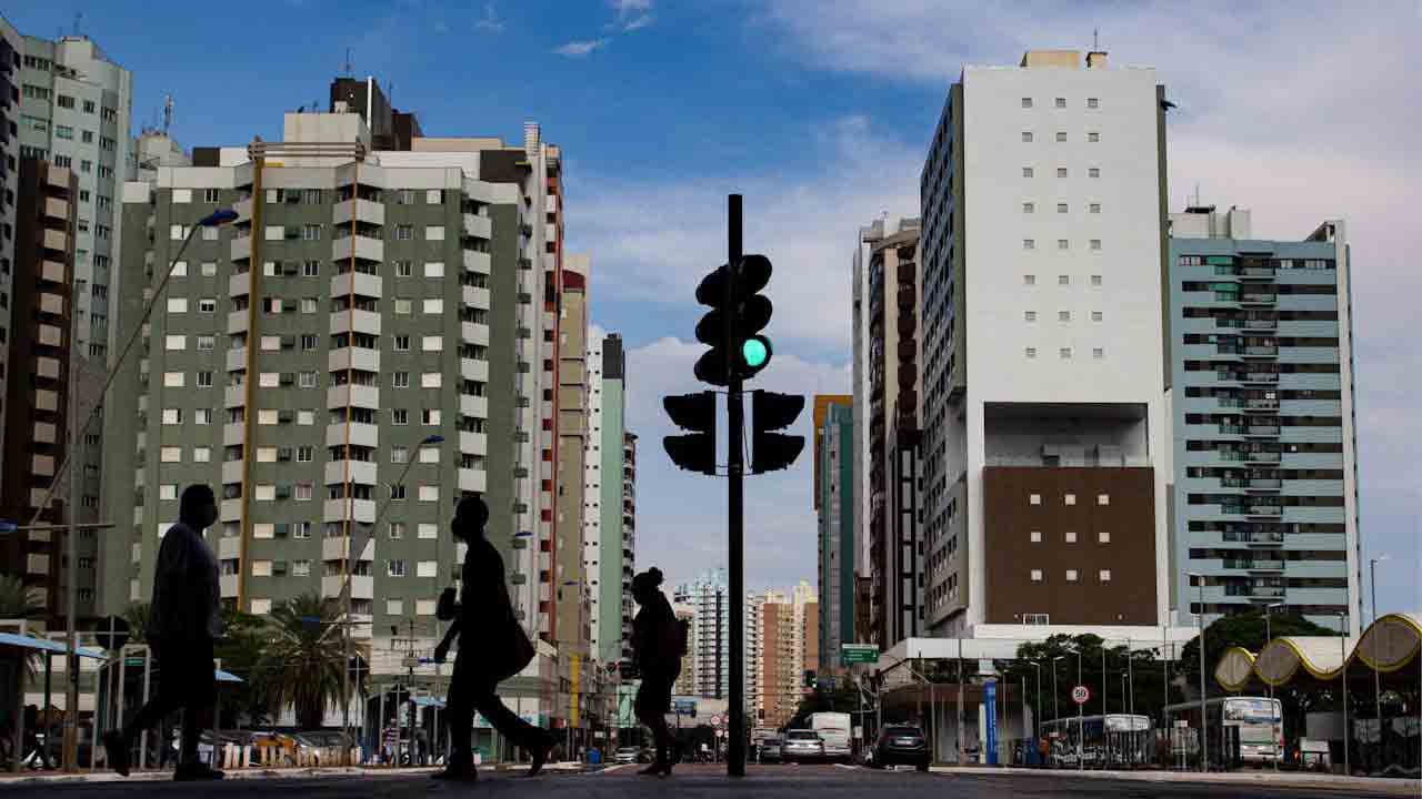 Semaforo-verde-Foto-di-Brayan-Vieira-da-Pexels-MobilitàSostenibile