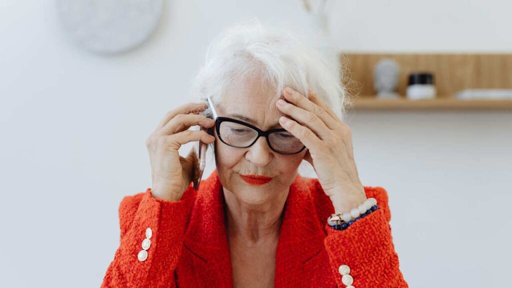 Signora-anziana-preoccupata-Foto-di-Photo-By-Kaboompics-da-Pexels-MobilitàSostenibilità