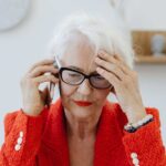 Signora-anziana-preoccupata-Foto-di-Photo-By-Kaboompics-da-Pexels-MobilitàSostenibilità
