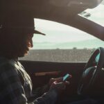Smartphone-mentre-si-guida-Foto-di-Los-Muertos-Crew-da-Pexels-MobilitàSostenibile