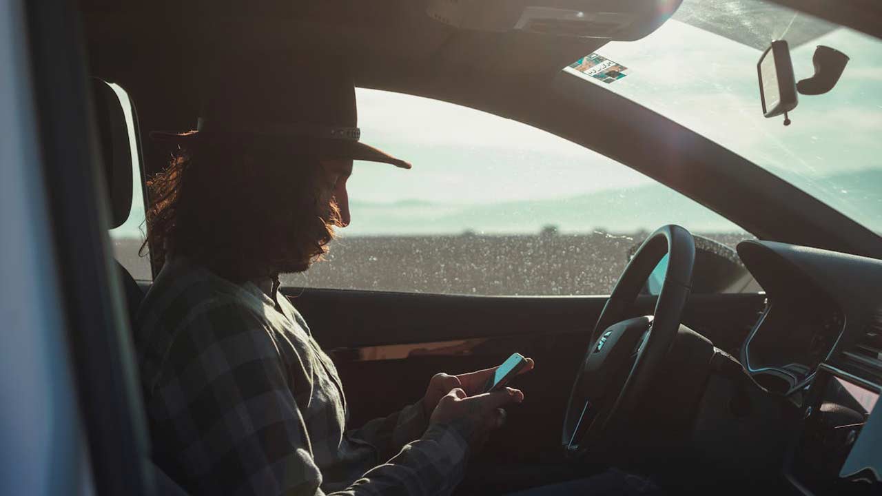 Smartphone-mentre-si-guida-Foto-di-Los-Muertos-Crew-da-Pexels-MobilitàSostenibile