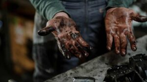 Smontare-auto-Foto-di-cottonbro-studio-da-Pexels-MobilitàSostenibile.it