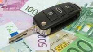 Soldi e chiavi auto