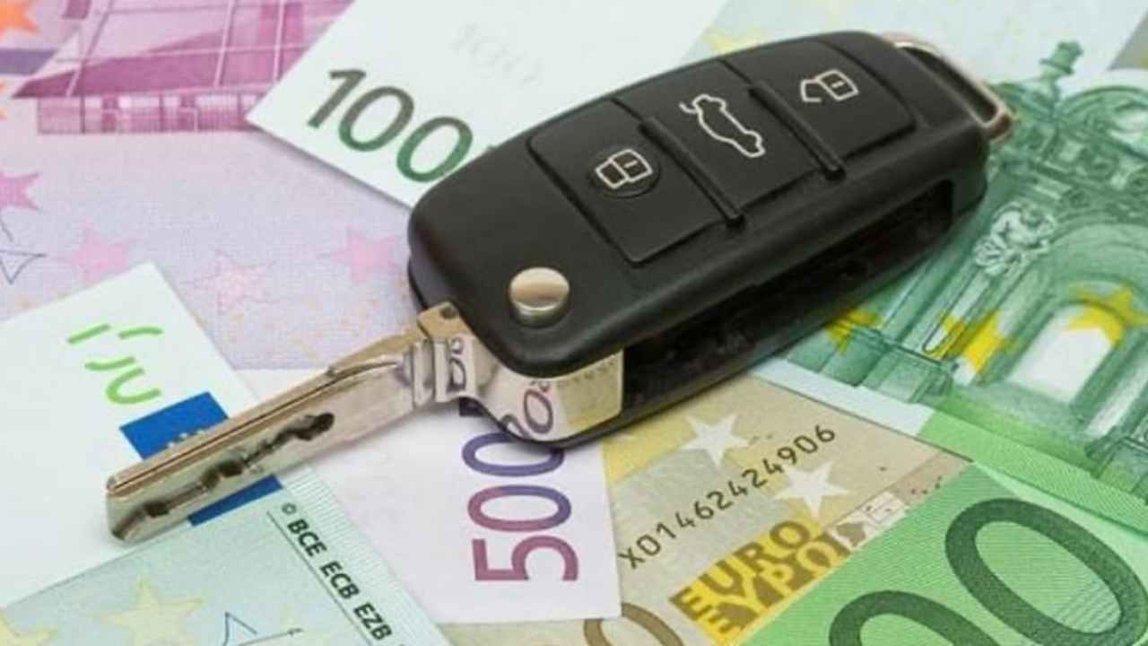 Soldi e chiavi auto
