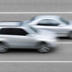 Due auto in movimento: sorpasso