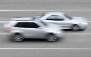 Due auto in movimento: sorpasso