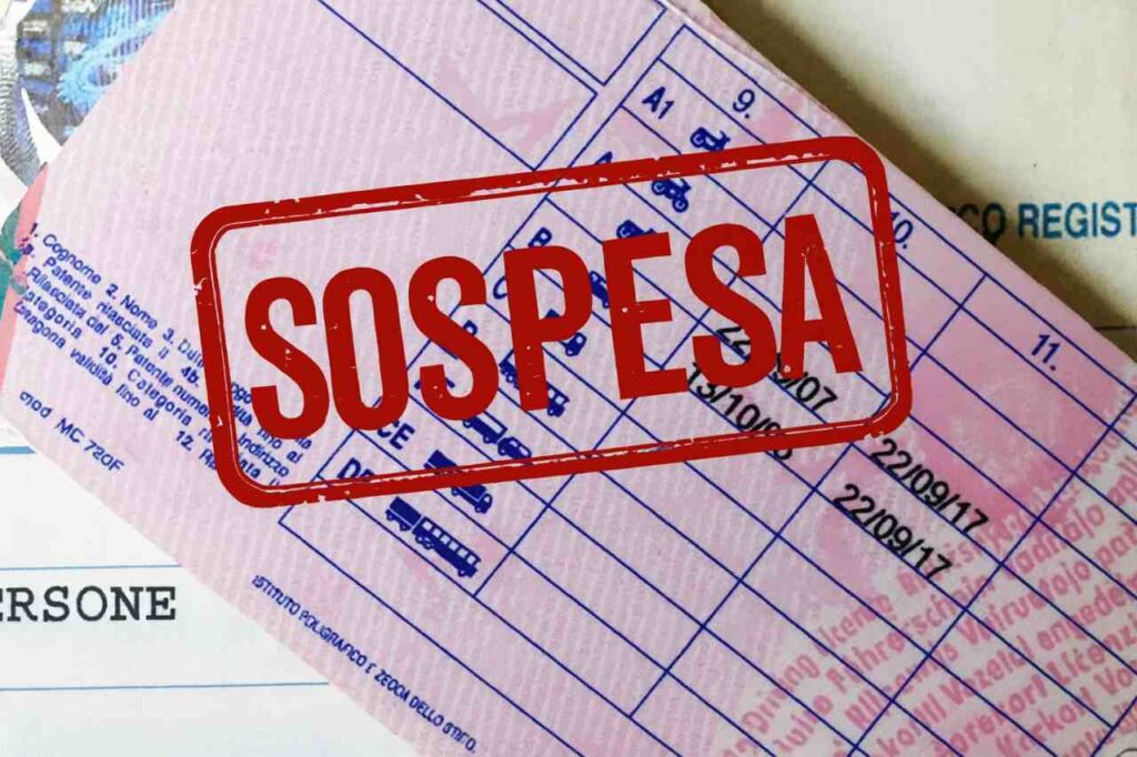 Retro patente di guida e timbro rosso in primo piano "sospesa"