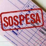 Retro patente di guida e timbro rosso in primo piano "sospesa"