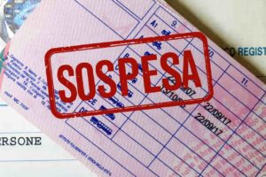 Retro patente di guida e timbro rosso in primo piano "sospesa"