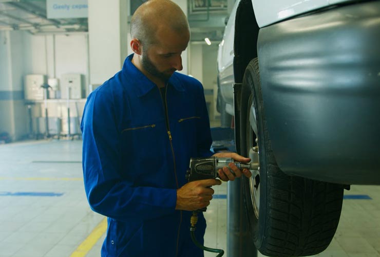 Sostituire-gomme-auto-Foto-di-Artem-Podrez-su-Pexels-MobilitàSostenibile