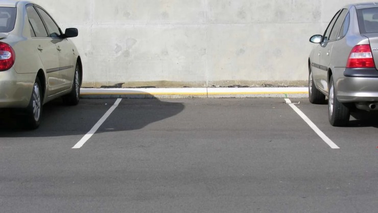 Parcheggio libero con striscia bianca in mezzo a due auto