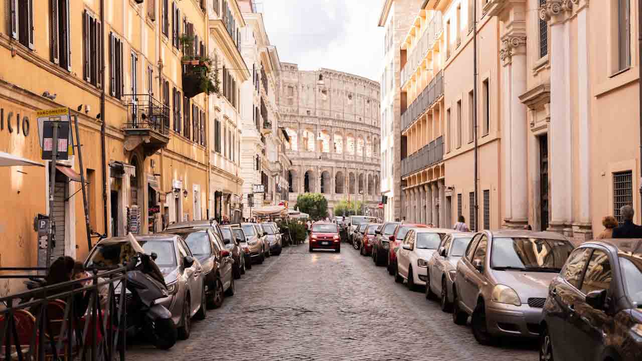 Strisce-blu-Foto-di-Anastasiya-Badun-da-Pexels-MobilitàSostenibile