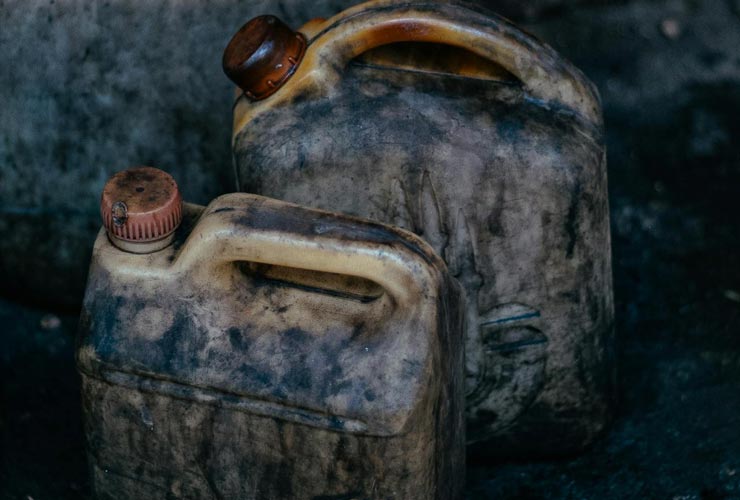 Taniche-di-benzina-Foto-di-Şevval-Karataş-da-Pexels-MobilitàSostenibile