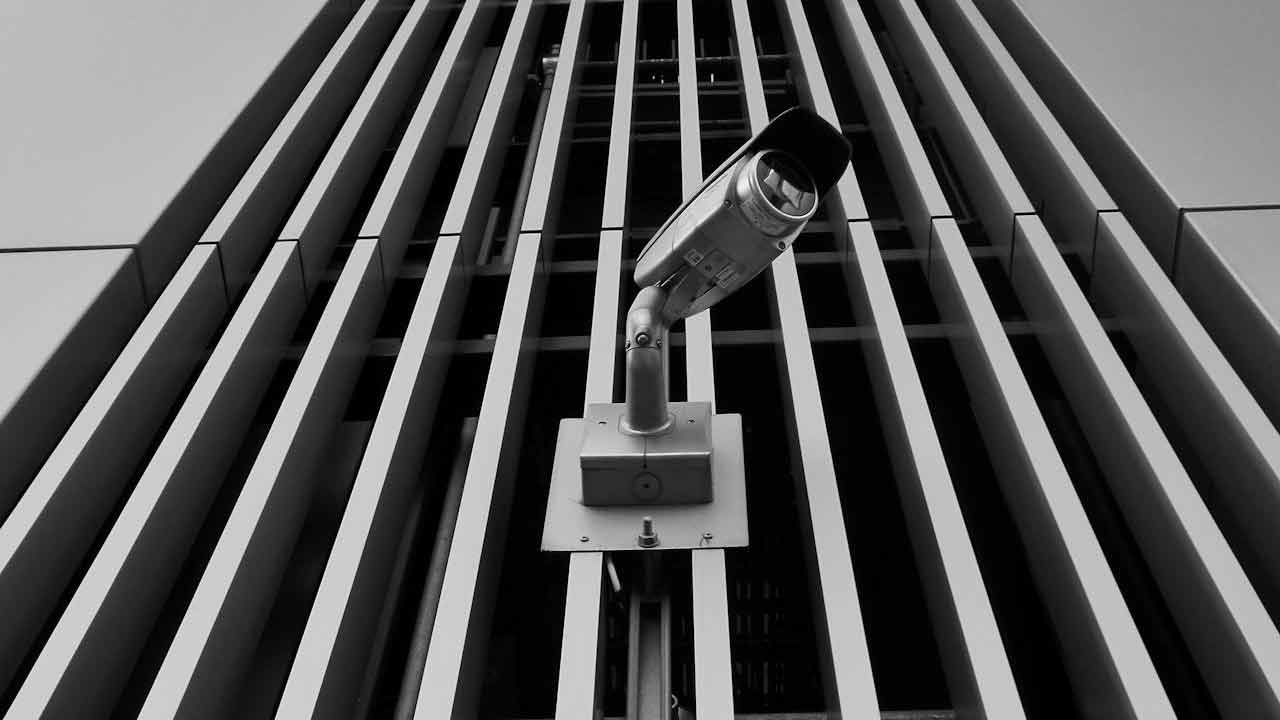 Telecamera-in-strada-Foto-di-Possessed-Photography-da-Pexels-MobilitàSostenibile