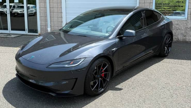 Tesla Model 3 parcheggiata