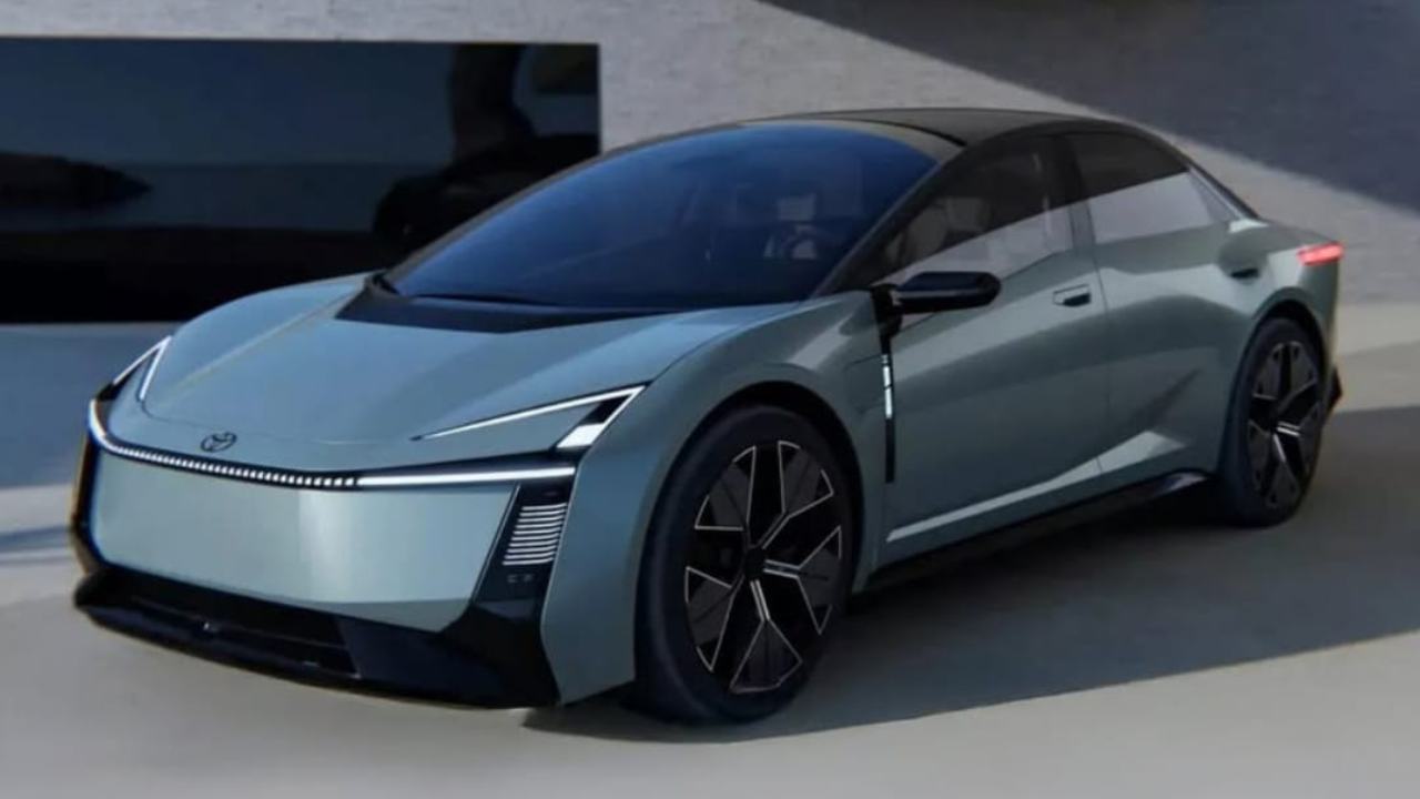 Nuova Toyota Corolla, la berlina più amata si rifà il look: presentato il prototipo a Tokyo | Addio motori termici