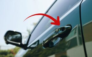 Portiera auto e freccia che indica la maniglia