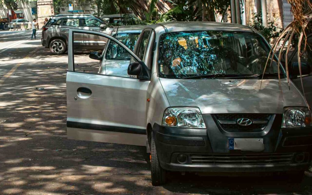 Auto in sosta con le portiere aperte