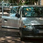 Auto in sosta con le portiere aperte