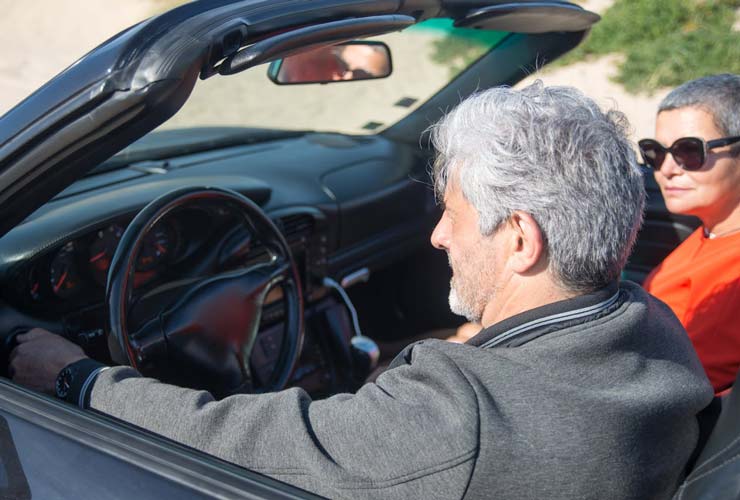 Uomo-e-donna-in-auto-Foto-di-Kampus-Production-da-Pexels-MobilitàSostenibile.it