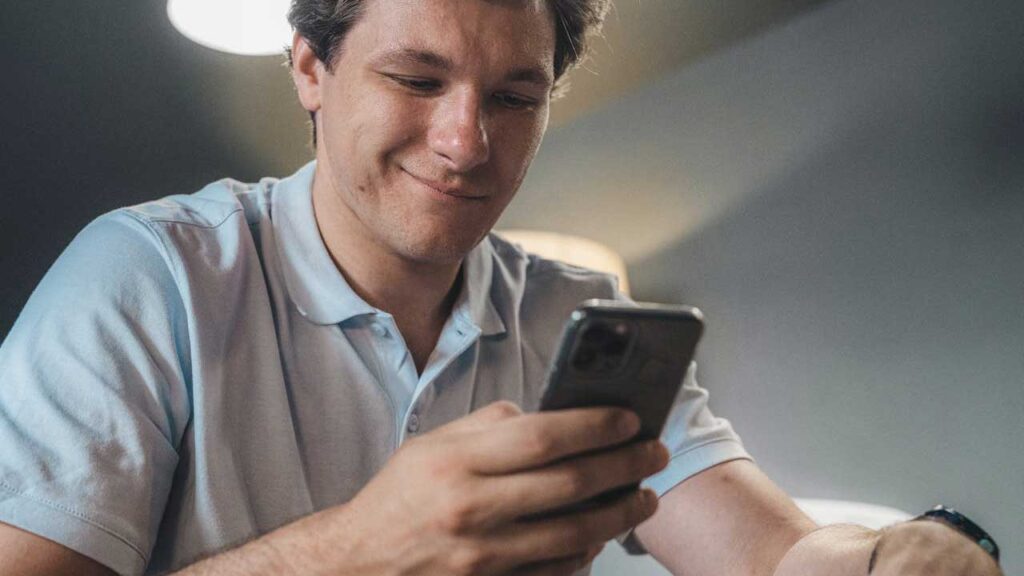 Uomo-felice-Foto-di-SHVETS-production-da-Pexels-MobilitàSostenibile