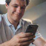 Uomo-felice-Foto-di-SHVETS-production-da-Pexels-MobilitàSostenibile