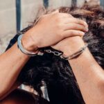 Uomo-in-manette-Foto-di-Kindel-Media-da-Pexels-MobilitàSostenibile.it