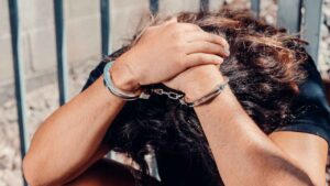 Uomo-in-manette-Foto-di-Kindel-Media-da-Pexels-MobilitàSostenibile.it