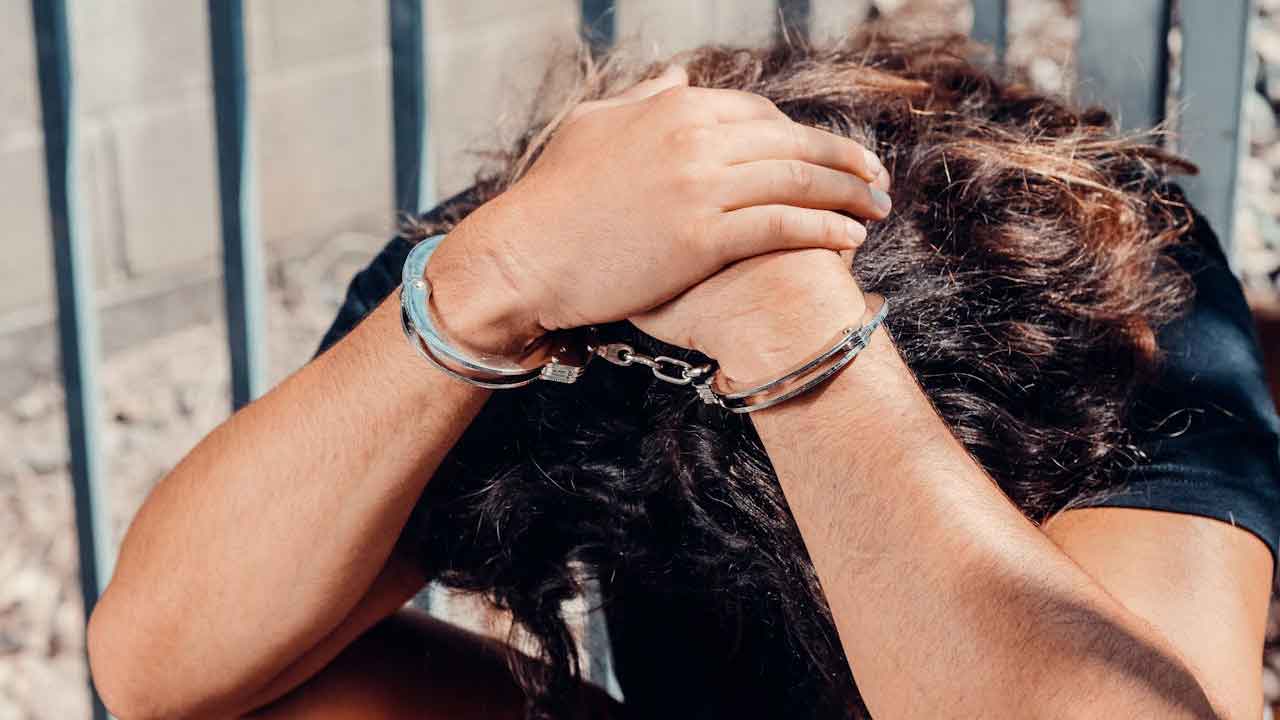 Uomo-in-manette-Foto-di-Kindel-Media-da-Pexels-MobilitàSostenibile.it