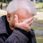 Uomo-triste-Foto-di-Ivan-Samkov-da-Pexels-MobilitàSostenibile.it