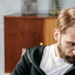 Uomo-triste-Foto-di-cottonbro-studio-da-Pexels-MobilitàSostenibile