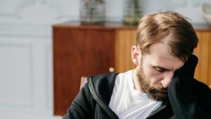 Uomo-triste-Foto-di-cottonbro-studio-da-Pexels-MobilitàSostenibile