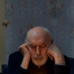 Uomo-triste-Foto-di-cottonbro-studio-da-Pexels-MobilitàSostenibile.it